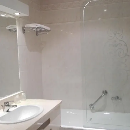 Logis Au Grand Et Son Restaurant Hotel Mayenne