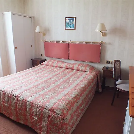 Hotel Logis Au Grand Et Son Restaurant Mayenne