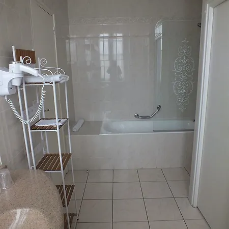 Hotel Logis Au Grand Et Son Restaurant Mayenne