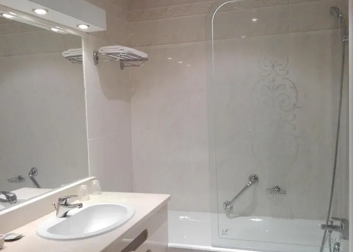 Le Grand De - Logis Restaurant 호텔 마옌