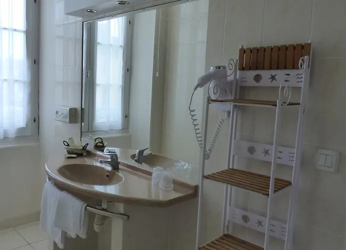 Hotel Logis Au Grand Et Son Restaurant Mayenne